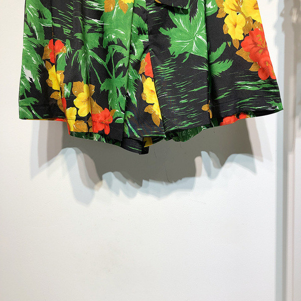 Pantaloni scurți de damă cu legături florale în talie