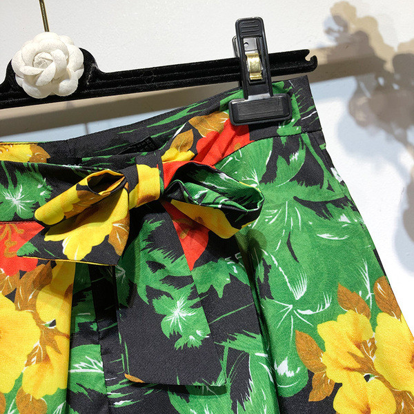 Pantaloni scurți de damă cu legături florale în talie