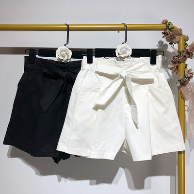 Дамски къси панталони в бял и черен цвят и връзки на талията