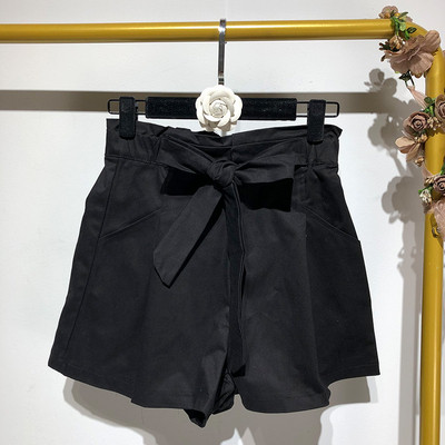 Pantaloni scurți de damă în alb și negru și legături în talie