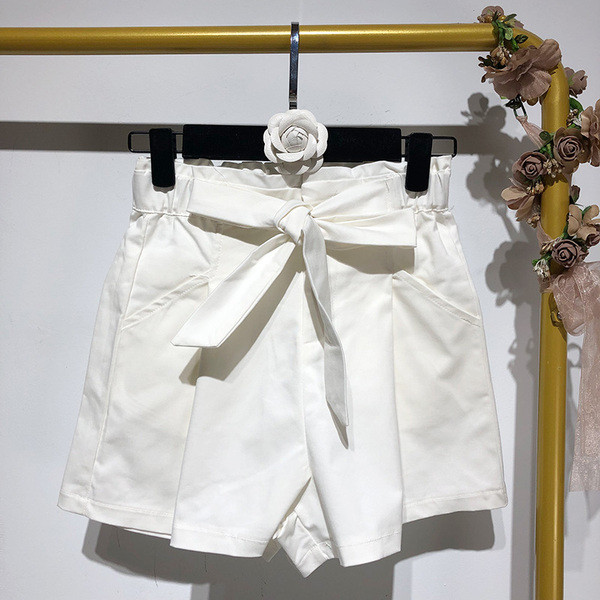 Pantaloni scurți de damă în alb și negru și legături în talie