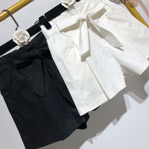 Pantaloni scurți de damă în alb și negru și legături în talie