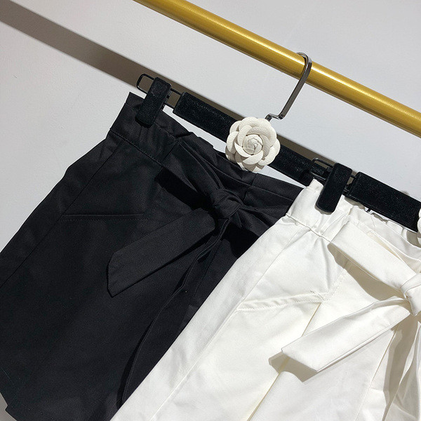 Pantaloni scurți de damă în alb și negru și legături în talie