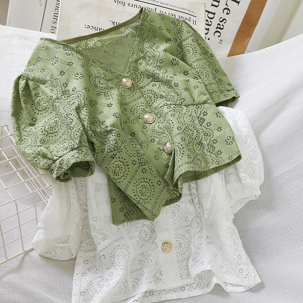 Cămașă elegantă de damă cu decolteu în V și nasturi în alb și verde