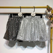 Pantaloni scurți de damă cu paiete de culoare argintie