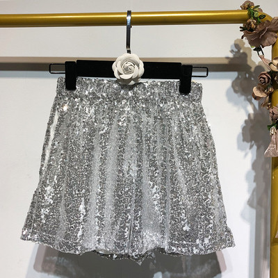 Pantaloni scurți de damă cu paiete de culoare argintie