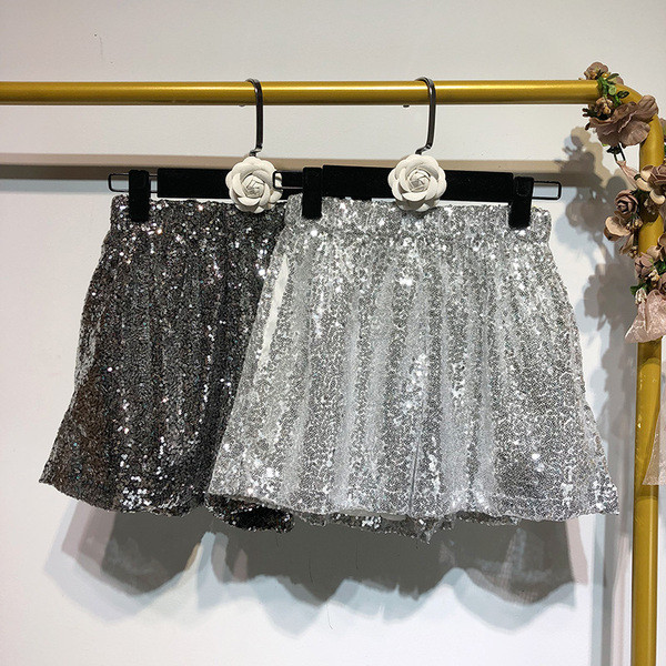 Pantaloni scurți de damă cu paiete de culoare argintie