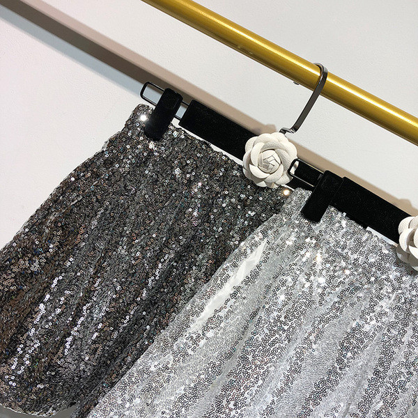 Pantaloni scurți de damă cu paiete de culoare argintie