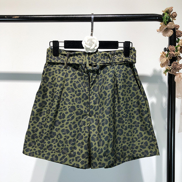 Pantaloni scurți de damă cu curea cu imprimeu animal