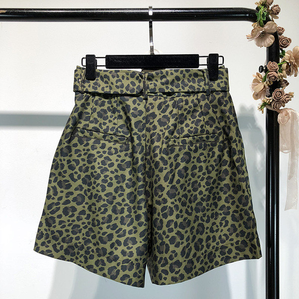 Pantaloni scurți de damă cu curea cu imprimeu animal