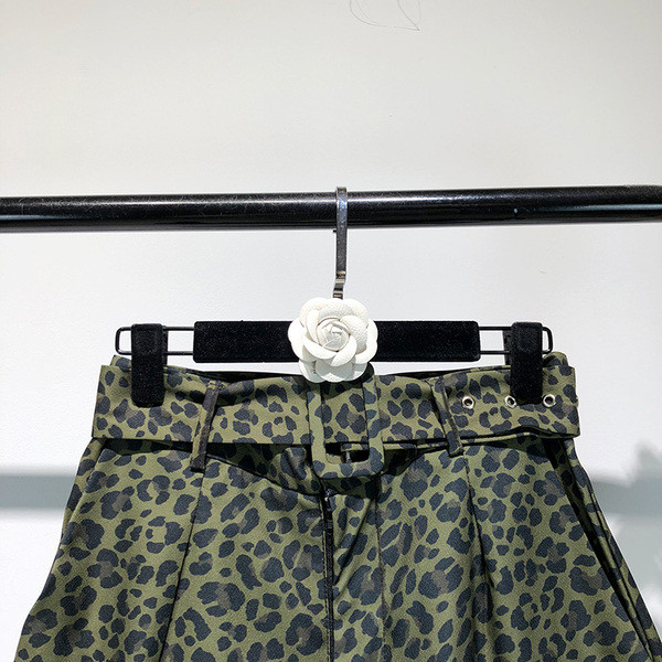 Pantaloni scurți de damă cu curea cu imprimeu animal