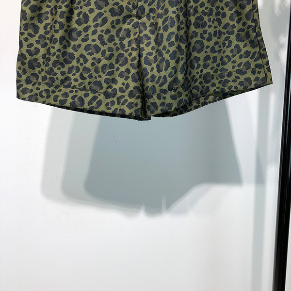 Pantaloni scurți de damă cu curea cu imprimeu animal