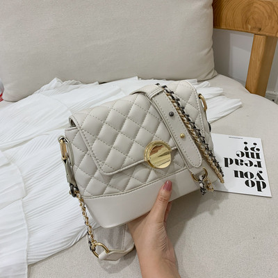 Geanta de dama din piele cu inchidere metalica