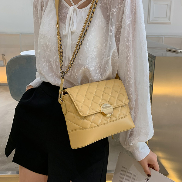 Geanta de dama din piele cu inchidere metalica