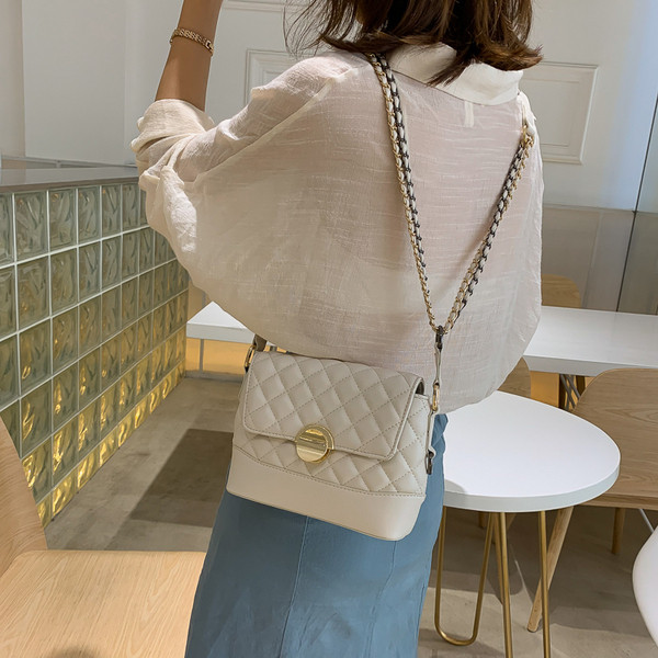 Geanta de dama din piele cu inchidere metalica