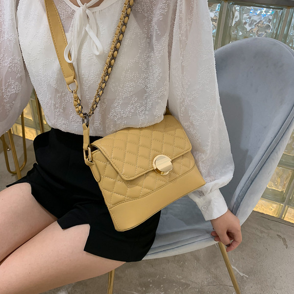 Geanta de dama din piele cu inchidere metalica