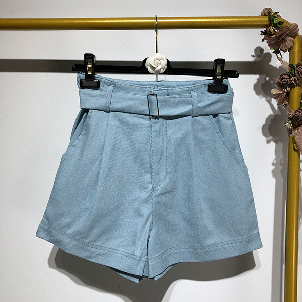 Pantaloni scurți de damă în albastru cu curea