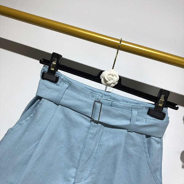 Pantaloni scurți de damă în albastru cu curea