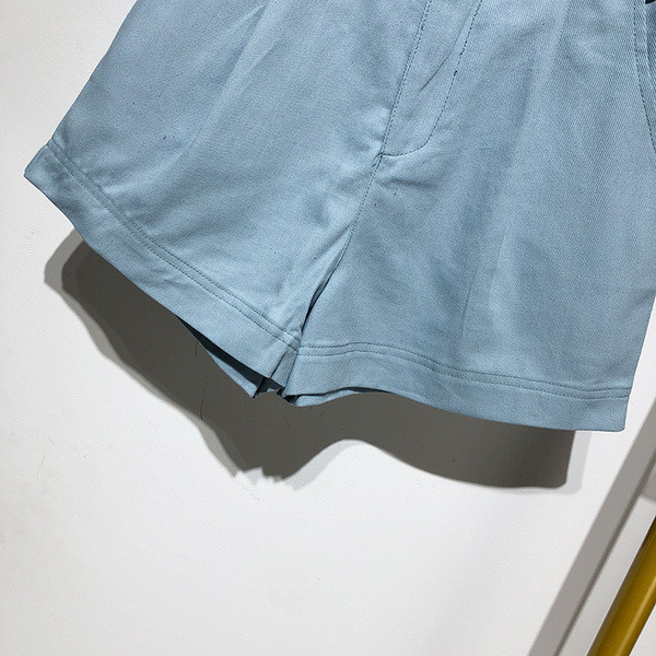 Pantaloni scurți de damă în albastru cu curea