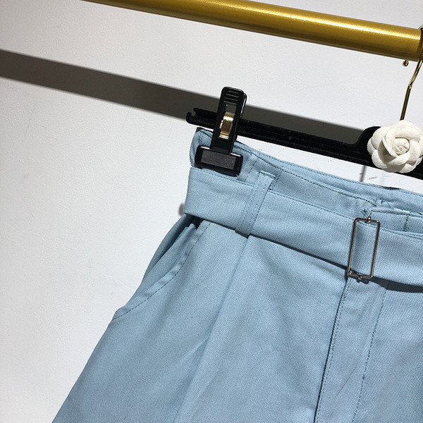 Pantaloni scurți de damă în albastru cu curea