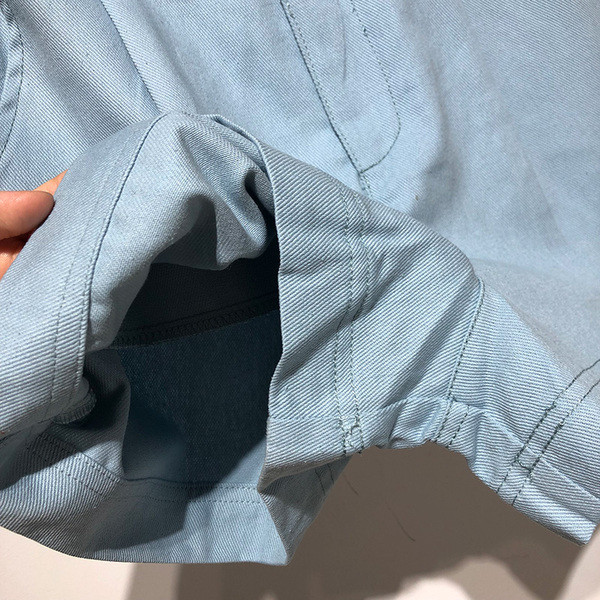 Pantaloni scurți de damă în albastru cu curea