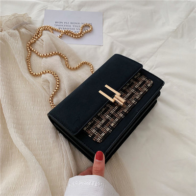 Geanta de dama din piele intoarsa cu maner metalic