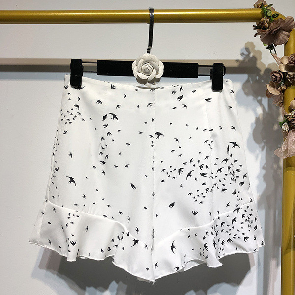 Pantaloni scurți de damă în alb cu model