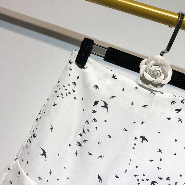 Pantaloni scurți de damă în alb cu model