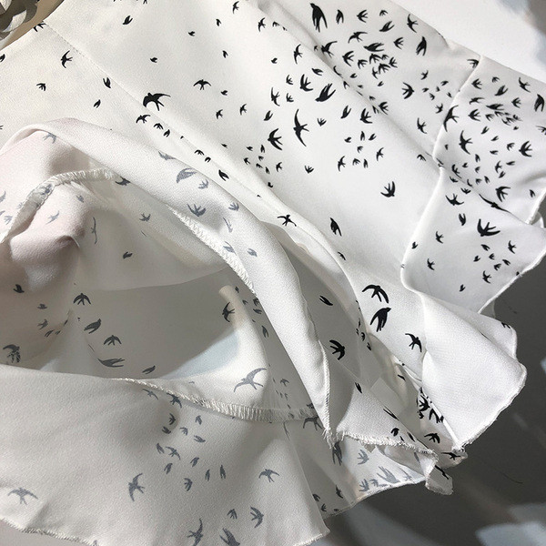 Pantaloni scurți de damă în alb cu model