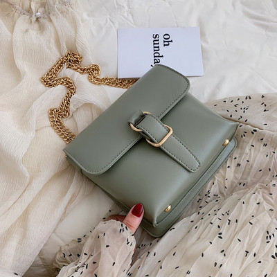 Кожена чанта с метална верижка в няколко цвята