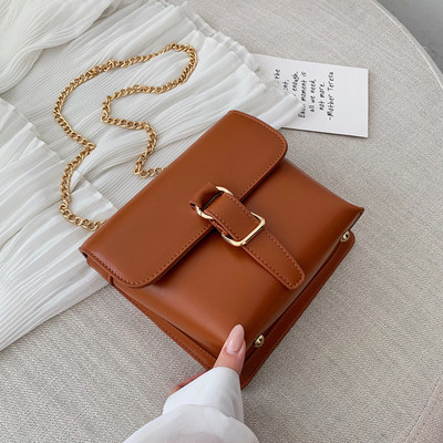 Кожена чанта с метална верижка в няколко цвята