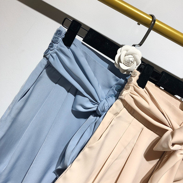 Pantaloni scurți de damă cu legături în talie în două culori