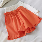 Pantaloni scurți de damă cu talie înaltă în alb, negru și portocaliu