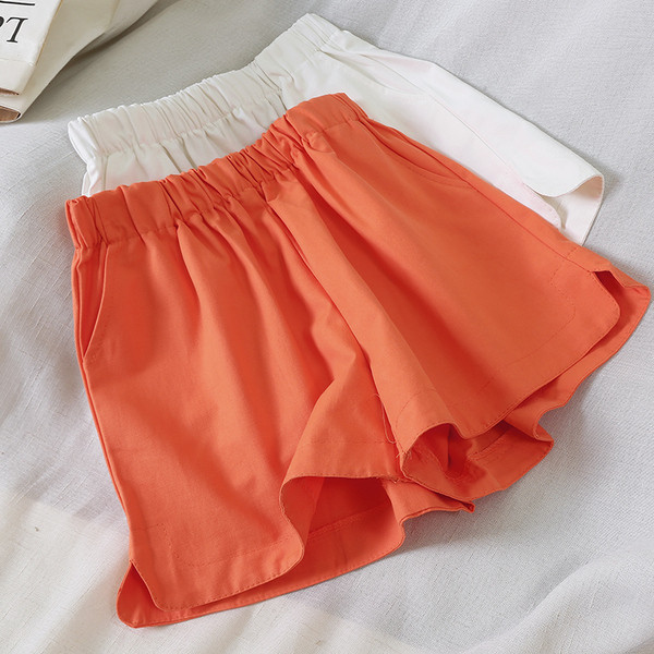 Pantaloni scurți de damă cu talie înaltă în alb, negru și portocaliu