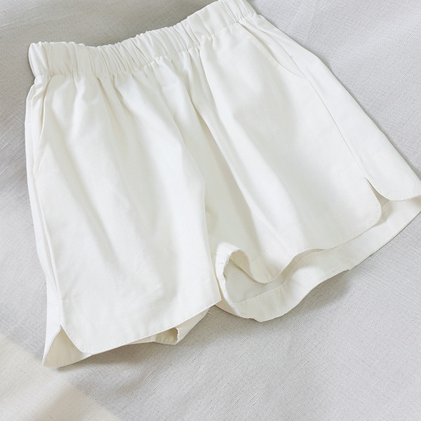 Pantaloni scurți de damă cu talie înaltă în alb, negru și portocaliu