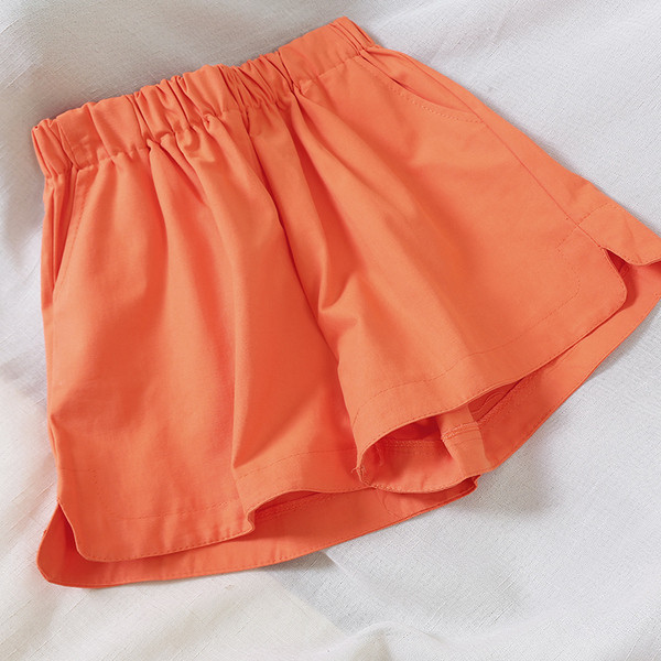 Pantaloni scurți de damă cu talie înaltă în alb, negru și portocaliu