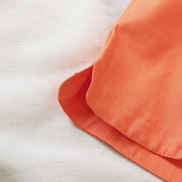 Pantaloni scurți de damă cu talie înaltă în alb, negru și portocaliu