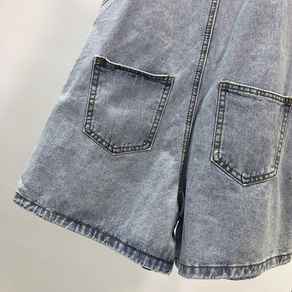 Salopeta scurta de dama cu nasturi de culoare albastra