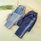 Blugi casual de damă cu inscripții este o talie elastică