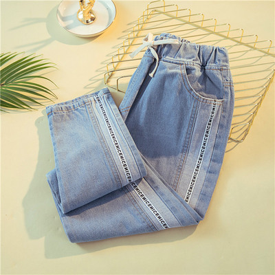 Blugi casual de damă cu inscripții este o talie elastică