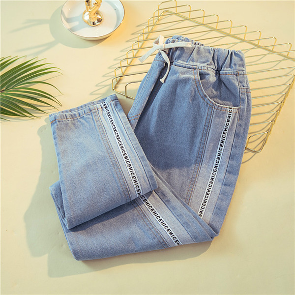 Blugi casual de damă cu inscripții este o talie elastică