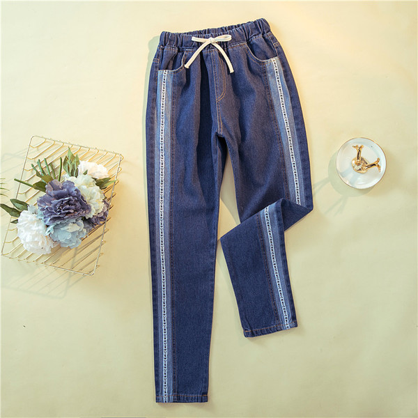 Blugi casual de damă cu inscripții este o talie elastică