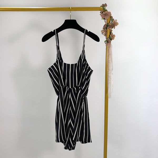 Γυναικεία ολόσωμη φόρμα  μικρού μήκους με λεπτές λωρίδες