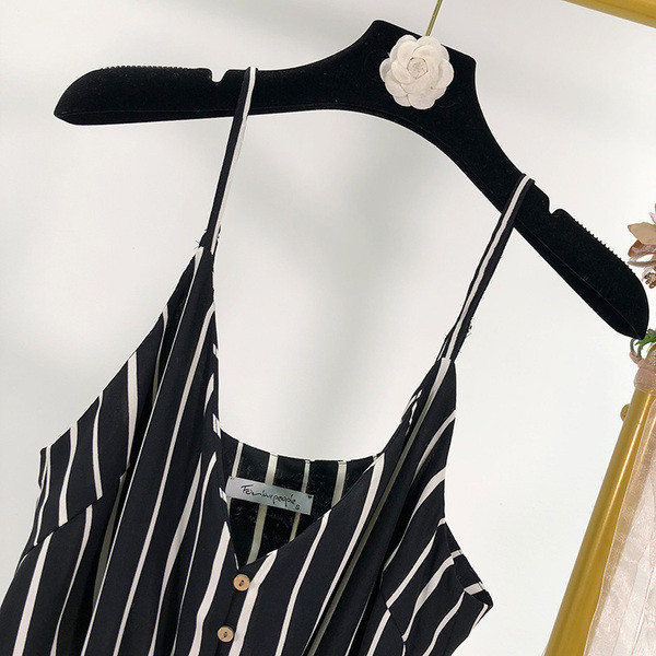 Γυναικεία ολόσωμη φόρμα  μικρού μήκους με λεπτές λωρίδες