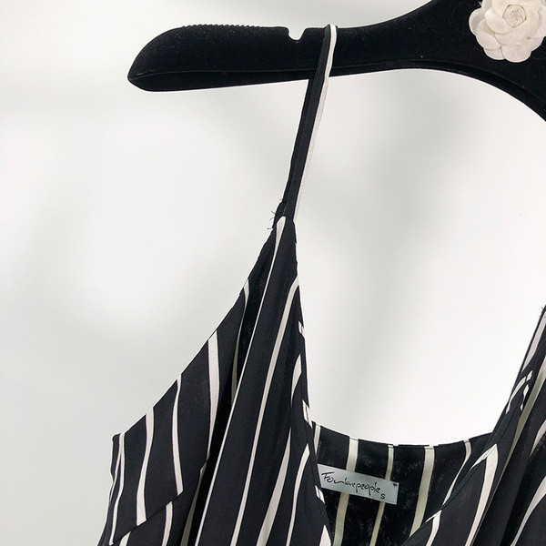 Γυναικεία ολόσωμη φόρμα  μικρού μήκους με λεπτές λωρίδες