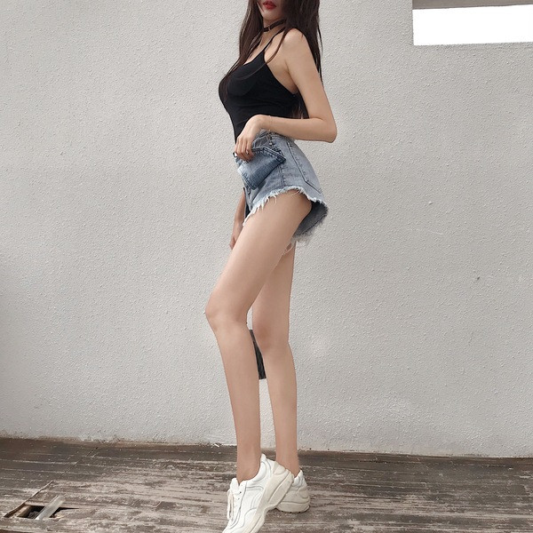 Pantaloni scurti eleganti de dama in doua culori cu talie inalta