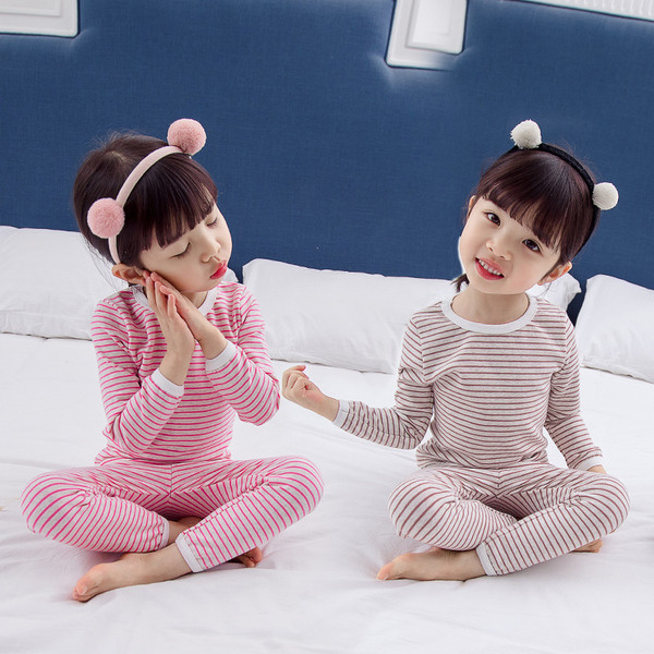 Pijamale pentru copii cu dungi în trei culori pentru fete