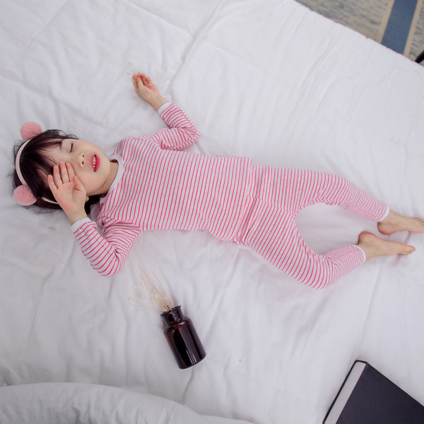 Pijamale pentru copii cu dungi în trei culori pentru fete