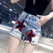 Pantaloni scurți moderni de damă cu broderie în albastru