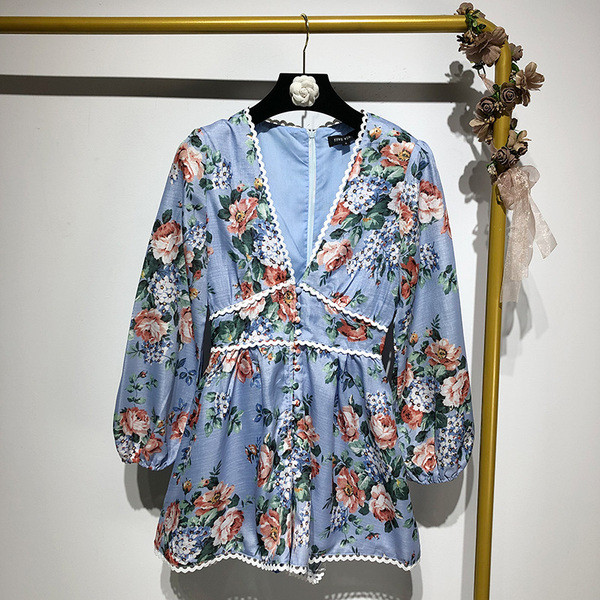 Σύντομη γυναικεία ολόσωμη φόρμα με V neckline και μακρύ μανίκι